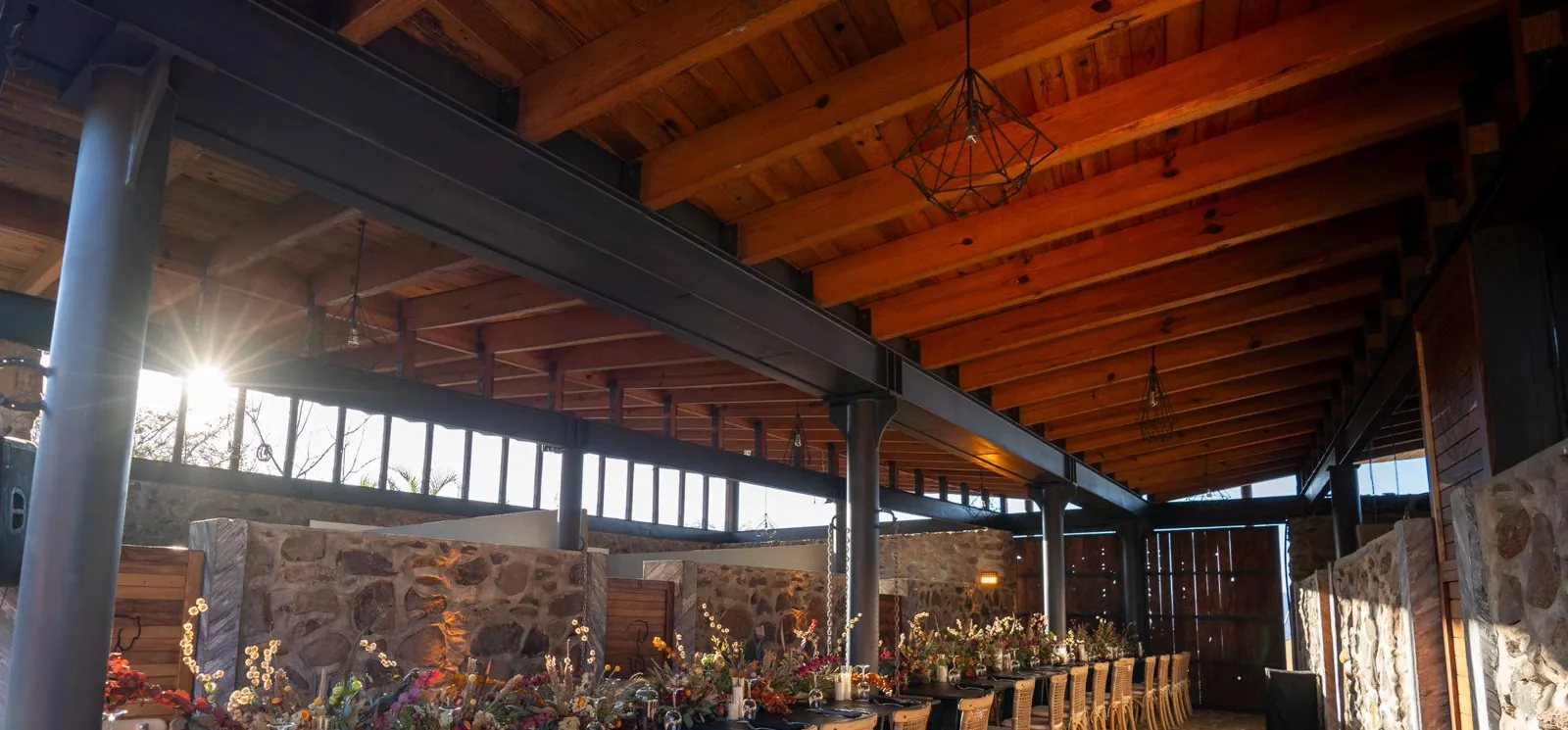 Terraza de madera, acero y piedra