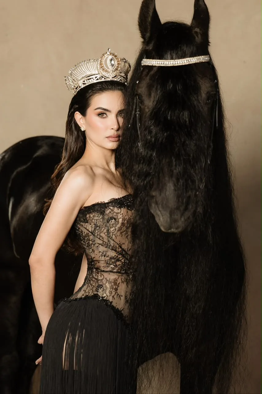 Retrato de Miss Universe Jalisco junto al rostro de un Friesian