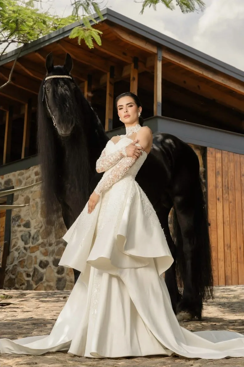 Novia junto a un Friesian frente a la caballeriza