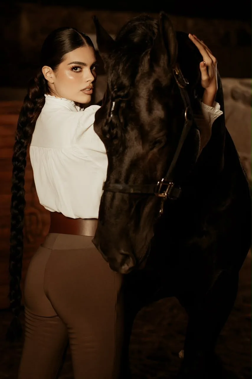 Retrato con trenza junto a un Friesian
