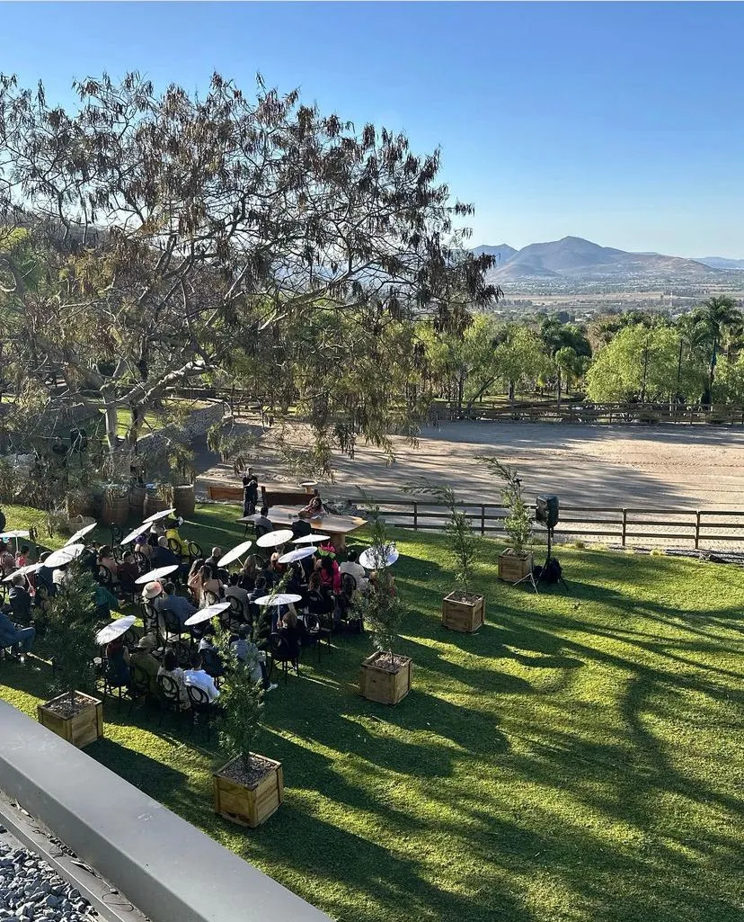 Ceremonia de boda en el jardín con vista al valle y a la pista